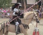 Ιππότη με πανοπλία και με το δόρυ του έτοιμο τοποθετημένο στο άλογό του και προστατεύονται με πανοπλία